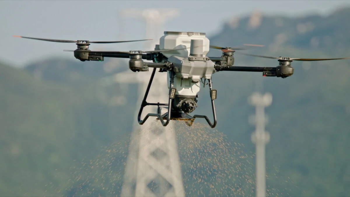 圃場で粒剤を散布するDJI AGRAS T25P
